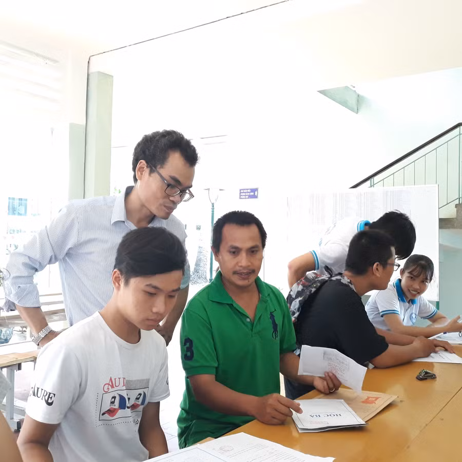 Thí sinh trúng tuyến theo hình thức xét tuyển học bạ làm thủ tục nhập học tại trường ĐH Sư phạm Kỹ thuật, ĐH Đà Nẵng.