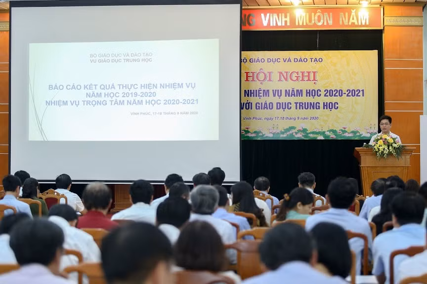 Ông Nguyễn Xuân Thành, Vụ trưởng Vụ Giáo dục Trung học phát biểu tại hội nghị.