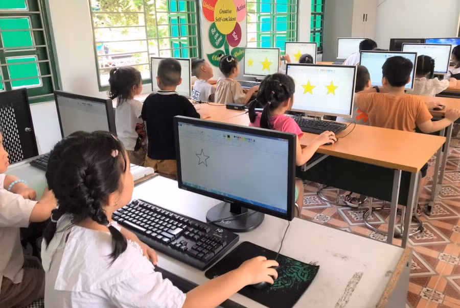 Trường Tiểu học Kim Đồng (TP Lào Cai) rèn kỹ năng sử dụng máy tính cho trẻ.