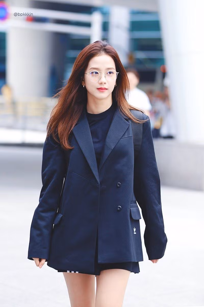 Một chiếc áo blazer có thể biến bất kỳ trang phục đơn giản nào trở nên sang trọng! Với kính và ba lô, Jisoo sở hữu xu hướng phong cách preppy!