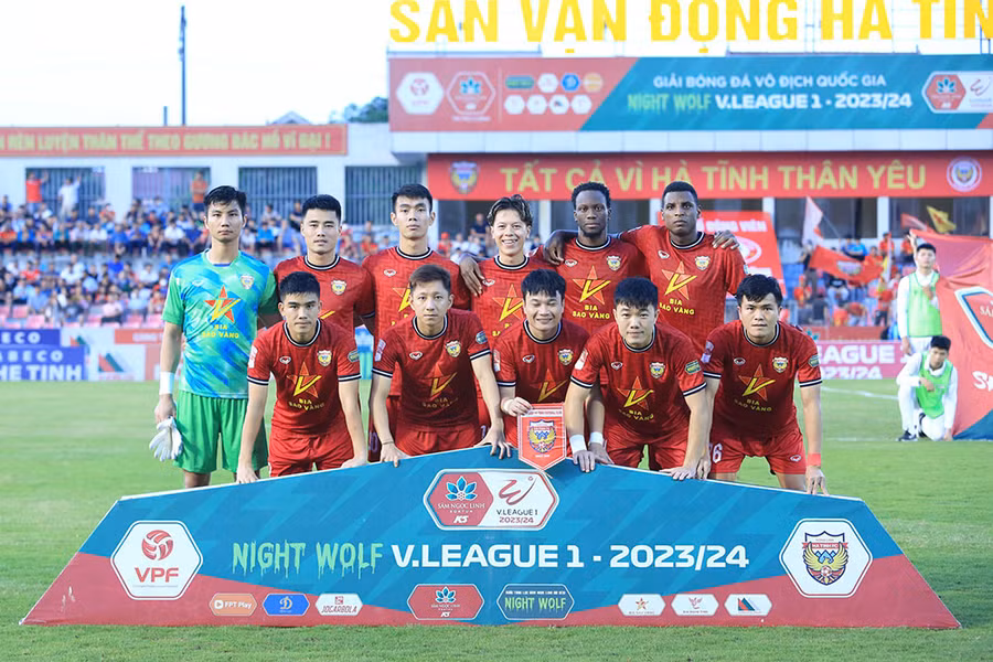 Câu lạc bộ Hà Tĩnh chụp ảnh trước trận gặp Hà Nội FC ngày 13/5 trên sân Hà Tĩnh. Ảnh: VPF.