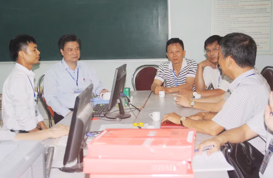 Thứ trưởng Nguyễn Hữu Độ nắm bắt, trao đổi công tác nhập điểm thi tại Hội đồng chấm thi THPT quốc gia tỉnh Nam Định