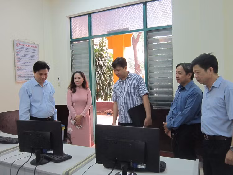Thứ trưởng Nguyễn Hữu Độ (bìa trái) tham quan Trường THPT Trưng Vương