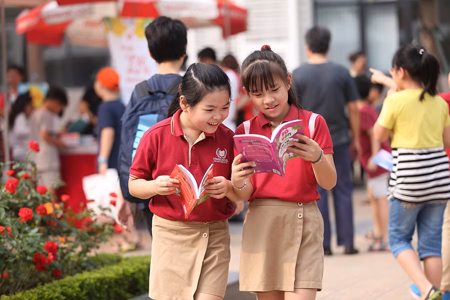 Những hoạt động bổ ích, sôi nổi, đầy ý nghĩa tại Hội sách đã thu hút hàng nghìn gia đình có con trong độ tuổi từ Mầm non đến THPT tới tham dự. Vinschool Book Fair đã thực sự trở thành một điểm nhấn không thể thiếu trong chuỗi các hoạt động phát triển Văn hóa đọc thường niên của học sinh Vinschool. Những hoạt động bổ ích, sôi nổi, đầy ý nghĩa tại Hội sách đã thu hút hàng nghìn gia đình có con trong độ tuổi từ Mầm non đến THPT tới tham dự. Vinschool Book Fair đã thực sự trở thành một điểm nhấn không thể thiếu trong chuỗi các hoạt động phát triển Văn hóa đọc thường niên của học sinh Vinschool.