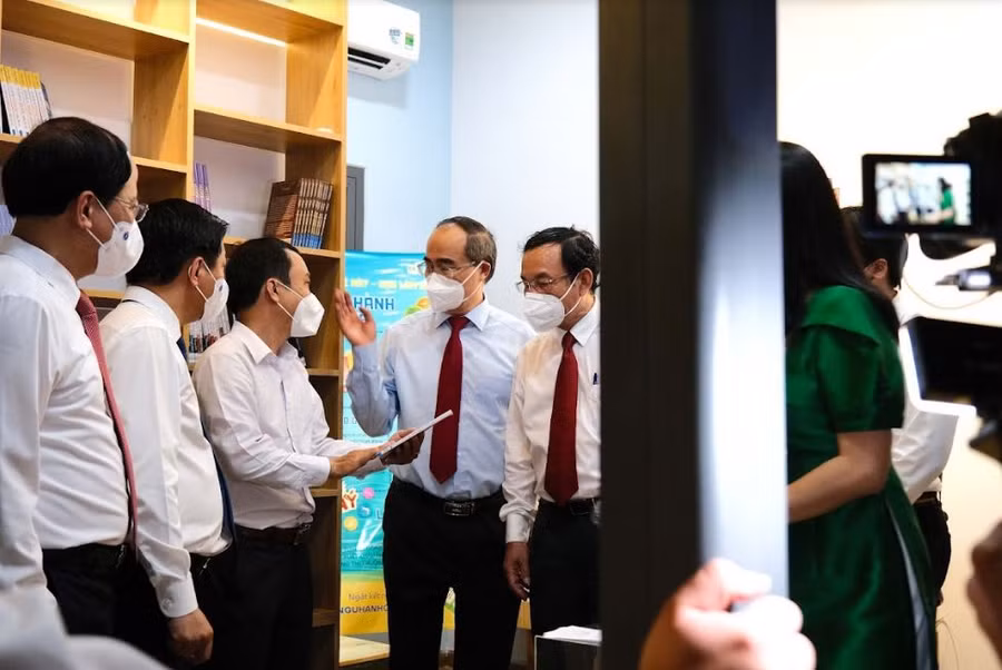 Lãnh đạo Thành phố tham quan Booth sách thông minh.
