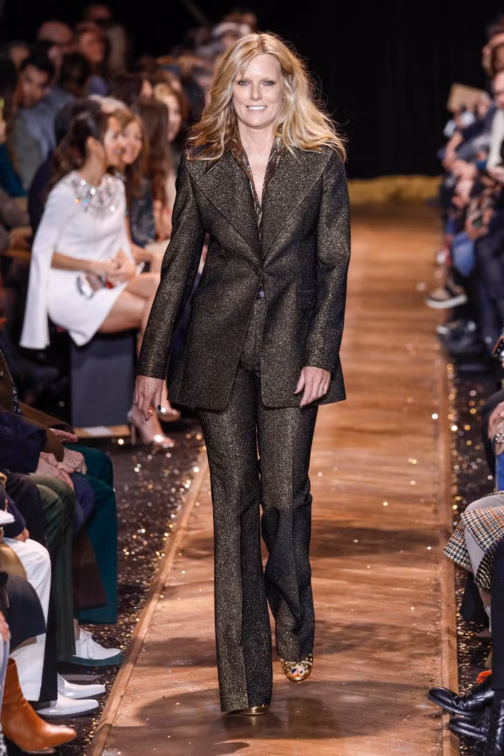 Patti Hansen làm mẫu cho Michael Kors ở tuổi 62