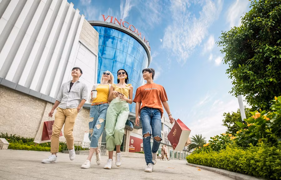 Nằm tại khu vực tâm điểm tại phía Tây Hà Nội, Vincom Megamall Smart City là tâm điểm mua sắm mới của cư dân tại khu vực này.