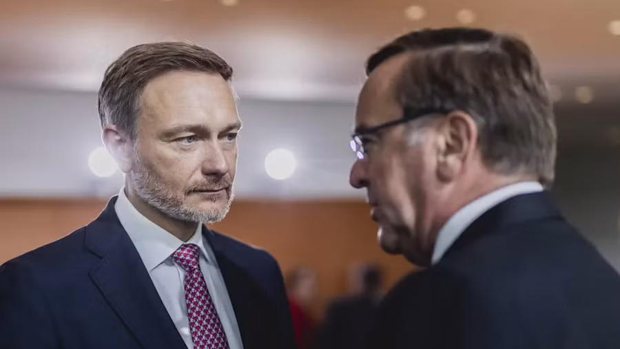 Bộ trưởng Tài chính Christian Lindner (trái) và Bộ trưởng Quốc phòng Boris Pistorius.