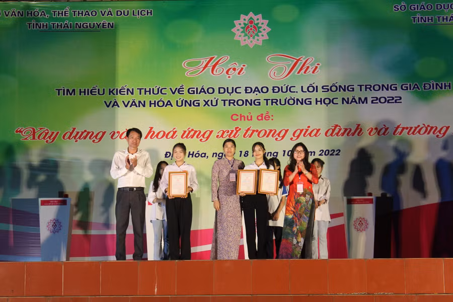 Ban tổ chức Hội thi trao giải cho các đội có thành tích xuất sắc mang thông điệp ứng xử văn hóa trong gia đình và nhà trường. Ban tổ chức Hội thi trao giải cho các đội có thành tích xuất sắc mang thông điệp ứng xử văn hóa trong gia đình và nhà trường.