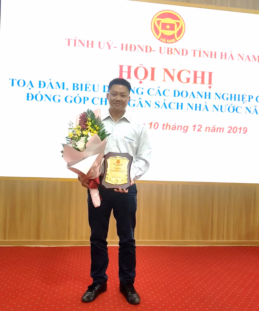 Đại diện công ty FrieslandCampina và các doanh nghiệp tiêu biểu của tỉnh Hà Nam vinh dự được Bí Thư tỉnh ủy và Chủ tịch UBND tỉnh Hà Nam khen thưởng.