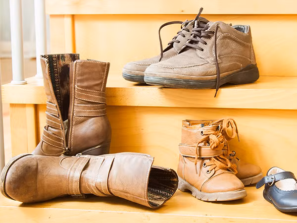 Mẹo số 7: Đầu tư vào một đôi giày hoặc ủng giữ nhiệt tốt, vì chúng có thể giữ ấm và an toàn cho đôi chân của bạn trong những tháng lạnh giá.