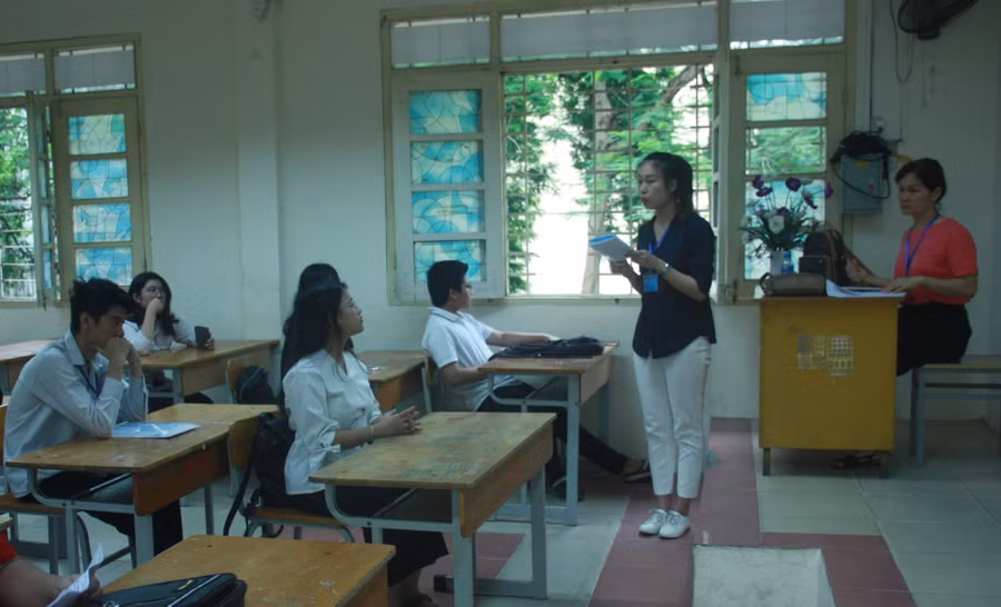 Cán bộ coi thi nhắc nhở thí sinh trong ngày làm thủ tục dự thi tốt nghiệp THPT 2021.Ảnh: Nguyễn Nhung