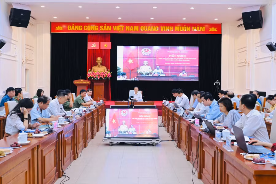 Thứ trưởng Phạm Ngọc Thưởng chủ trì Hội nghị tại điểm cầu Bộ GD&amp;ĐT.