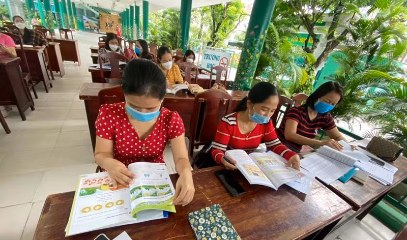 Giáo viên Trường Tiểu học Núi Thành (quận Hải Châu, TP Đà Nẵng) tham gia thẩm định, đề xuất lựa chọn sách giáo khoa ở cấp trường. 