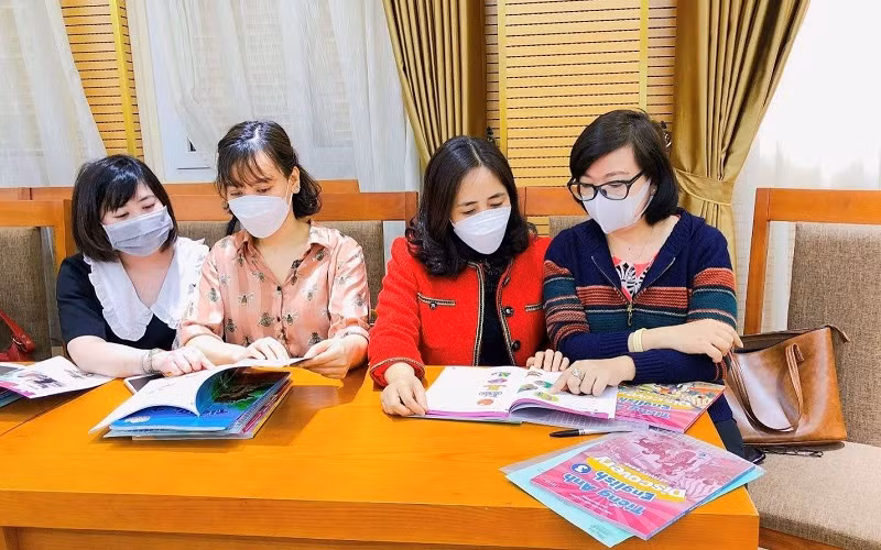 Giáo viên Trường Tiểu học Thăng Long thảo luận về sách giáo khoa mới.