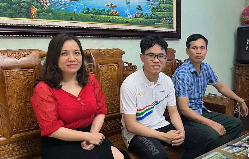 Tùng cùng ba mẹ trong ngôi nhà ấm áp và hạnh phúc.