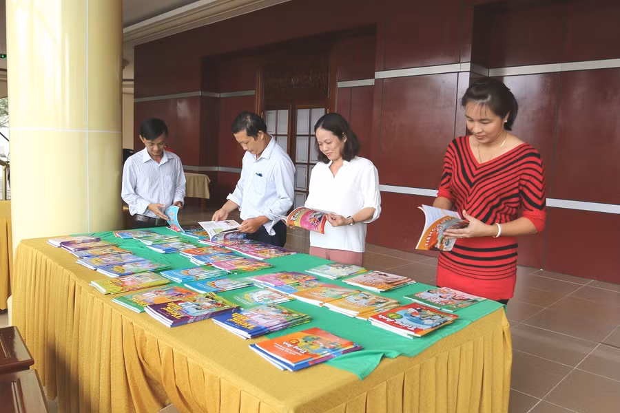 Công tác tập huấn giáo viên sử dụng SGK được các địa phương đặc biệt quan tâm. Trong ảnh: Cán bộ, giáo viên tỉnh Tiền Giang nghiên cứu SGK môn Tiếng Anh.