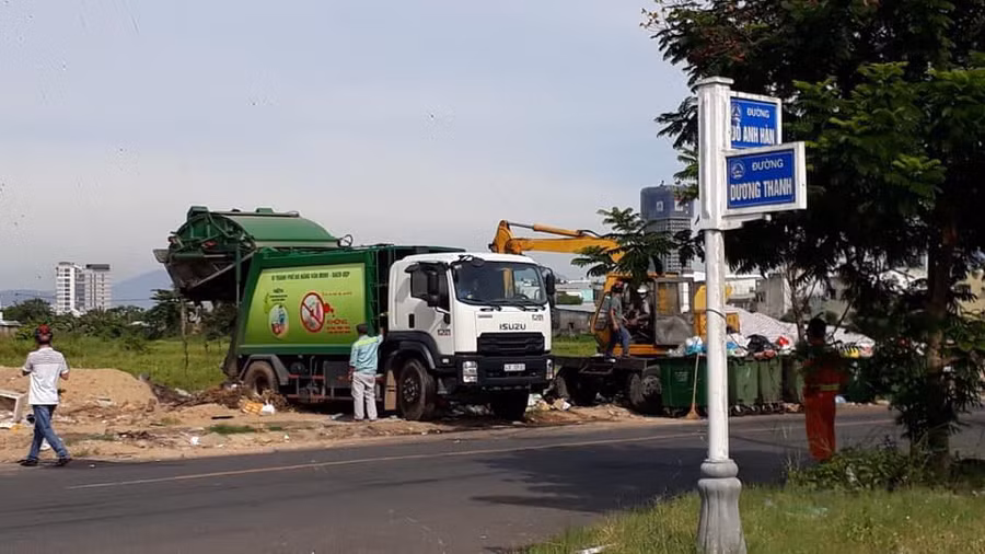 Một lượng rác lớn bị ùn ứ được công ty Cổ phần Môi trường đô thị tập trung tại các điểm đất trống (Ảnh: Diễn đàn đô thị Đà Nẵng)