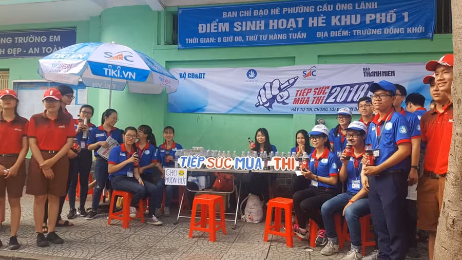 Sinh viên Tiếp sức mùa thi tại điểm thi THCS Đồng Khởi, quận 1, TPHCM