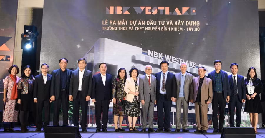 Thứ trưởng Bộ GD&amp;ĐT Nguyễn Hữu Độ và các khách mời tại lễ ra mắt dự án Trường THCS&amp;THPT Nguyễn Bỉnh Khiêm - Tây Hồ.