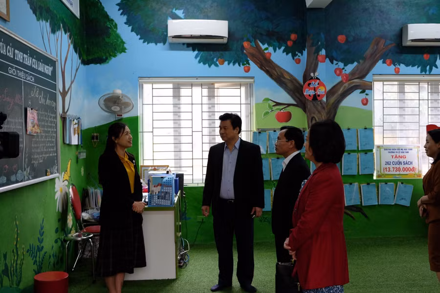 Thứ trưởng Bộ GD&amp;ĐT Nguyễn Hữu Độ cùng đoàn công tác khảo sát thực tế tại Trường Tiểu học Lê Văn Tám về công tác kiểm định chất lượng giáo dục và xây dựng trường đạt chuẩn quốc gia.