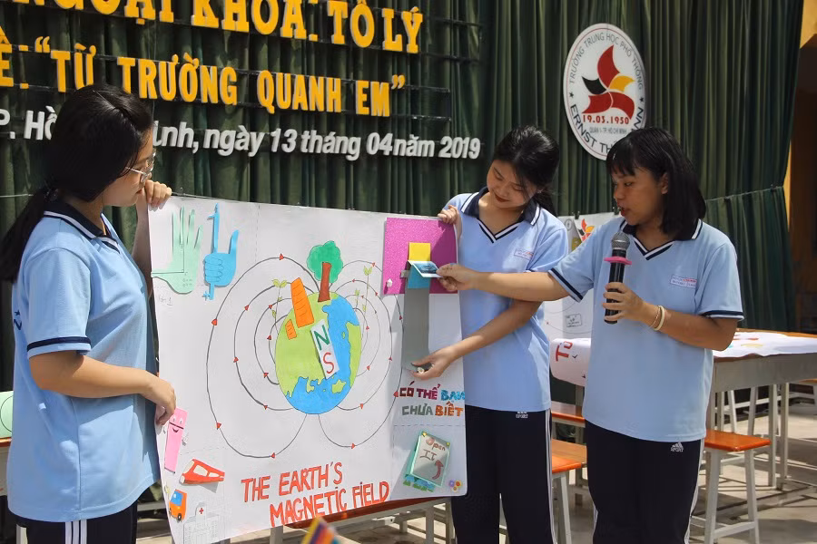 Học sinh Trường THPT Ten Lơ Man, TP.HCM trong tiết học ngoại khóa môn Vật lý.