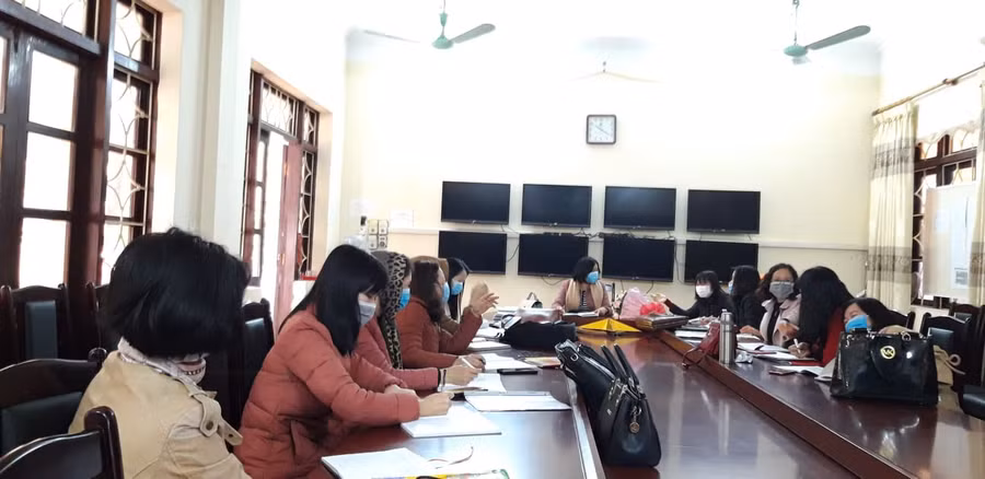 Giáo viên trường Trần Phú họp bàn cách thức triển khai dạy học trực tuyến cho học sinh. Giáo viên trường Trần Phú họp bàn cách thức triển khai dạy học trực tuyến cho học sinh.