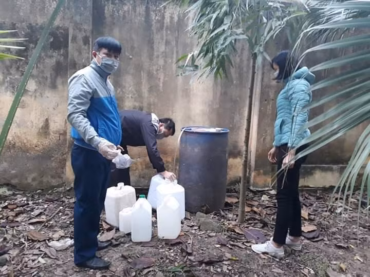 Thầy giáo Dương Khánh Toàn phân chia cồn đem đến cho giáo viên các trường lau chùi bàn ghế học sinh. Thầy giáo Dương Khánh Toàn phân chia cồn đem đến cho giáo viên các trường lau chùi bàn ghế học sinh.