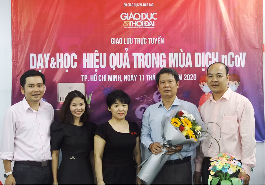 Bà Nguyễn Hương Giang (giữa) - Trưởng cơ quan thường trú Báo GD&TĐ tại TP.HCM tặng hoa cho PGS.TS Đỗ Văn Dũng (thứ 2 từ phải sang)- Trưởng khoa Y tế Công cộng, Trường ĐH Y dược TP.HCM. Ảnh: Phan Nga. Bà Nguyễn Hương Giang (giữa) - Trưởng cơ quan thường trú Báo GD&TĐ tại TP.HCM tặng hoa cho PGS.TS Đỗ Văn Dũng (thứ 2 từ phải sang)- Trưởng khoa Y tế Công cộng, Trường ĐH Y dược TP.HCM. Ảnh: Phan Nga.