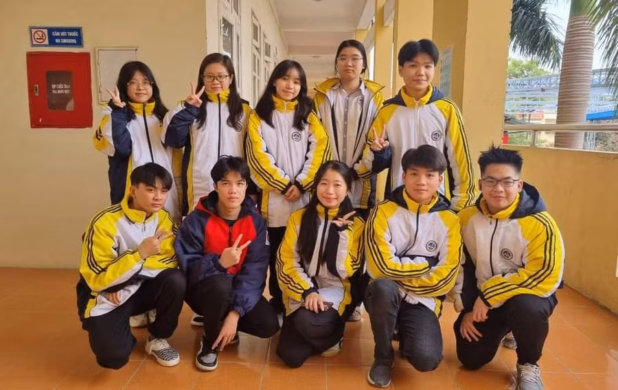 Kiềng Minh Nghĩa (thứ hai từ trái sang) cùng đội tuyển học sinh giỏi môn Sinh học của tỉnh Lạng Sơn. Ảnh: NVCC