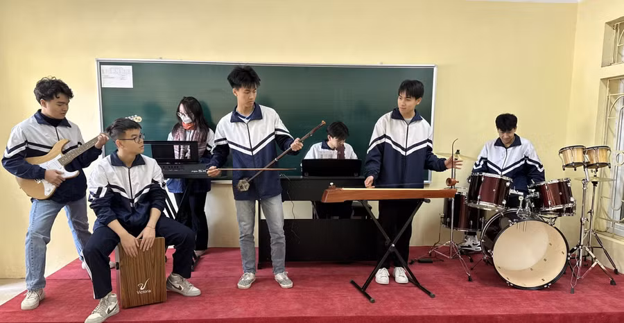 Học sinh Trường THPT Phùng Khắc Khoan trong giờ học âm nhạc. Ảnh: Lan Anh
