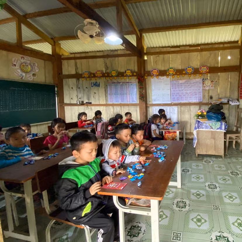 Chỉ những ngày trời nắng ráo, điểm trường ông Tuấn mới có điện đủ để thắp sáng vào buổi chiều nếu có mưa giông.