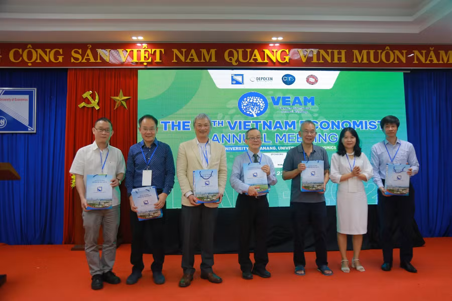 PGS.TS Võ Thị Thúy Anh, Phó Hiệu trưởng phụ trách Trường ĐH Kinh tế, ĐH Đà Nẵng tặng quà lưu niệm cho các đại biểu tham gia Hội nghị.