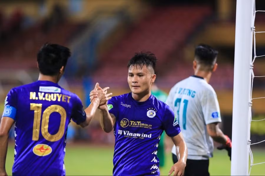 Khán giả cũng không được vào sân Hàng Đẫy chứng kiến Quảng Hải, Văn Quyết thi đấu.