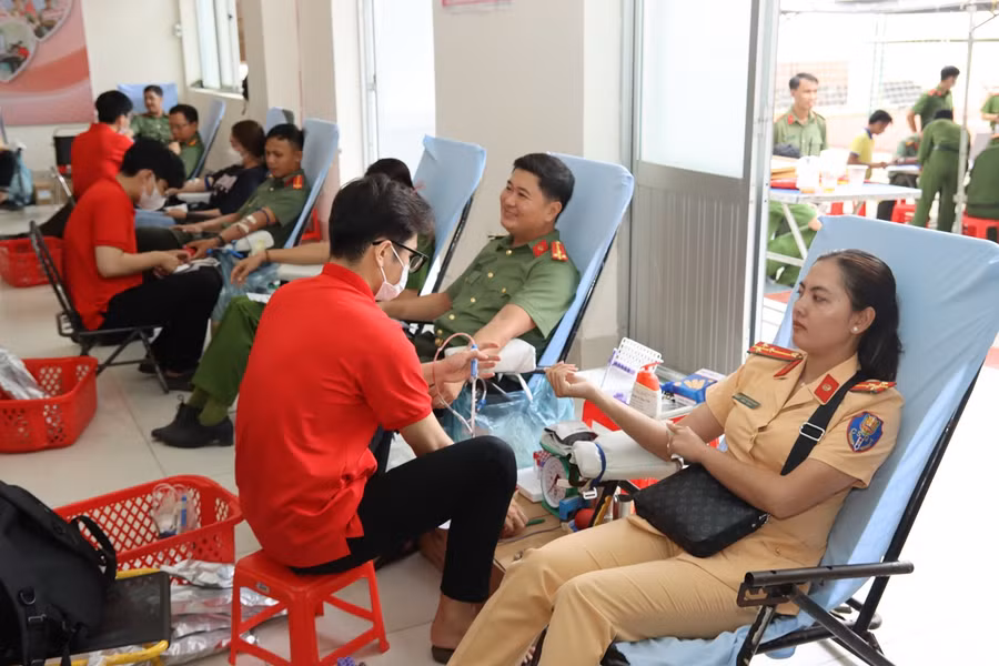 Cán bộ, chiến sĩ Công an tỉnh An Giang hiến tặng 200 đơn vị máu để cứu chữa bệnh nhân.