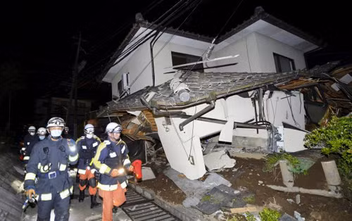 [Caption]Firefighters check a collapsed house after an earthquake in Mashiki town, Kumamoto prefecture, southern Japan, in this photo taken by Kyodo April 15, 2016. Mandatory credit