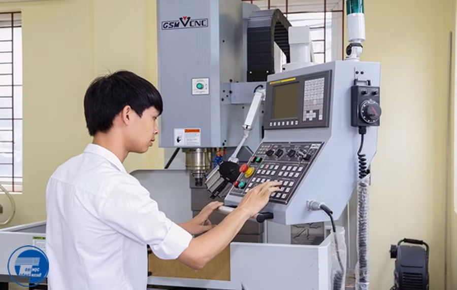 Sinh viên Trường ĐH Công nghệ (ĐH Quốc gia Hà Nội) trong giờ thực hành. Ảnh: Website nhà trường