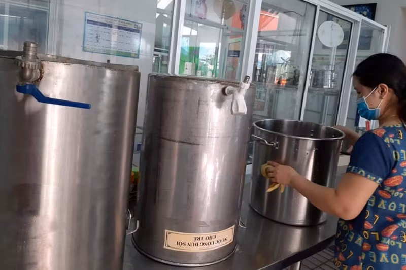 Cấp dưỡng Trường Mầm non Bình Minh (quận Hải Châu) dọn dẹp vệ sinh để chuẩn bị công tác đón trẻ trở lại trường vào đầu tháng 3/2021.