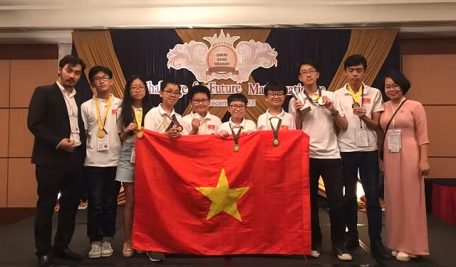 Đoàn 8 học sinh THCS Giảng Võ cùng thầy Trịnh Hoài Dương, cô Trương Thuỷ Dương ngay sau khi nhận giải tại Malaysia.