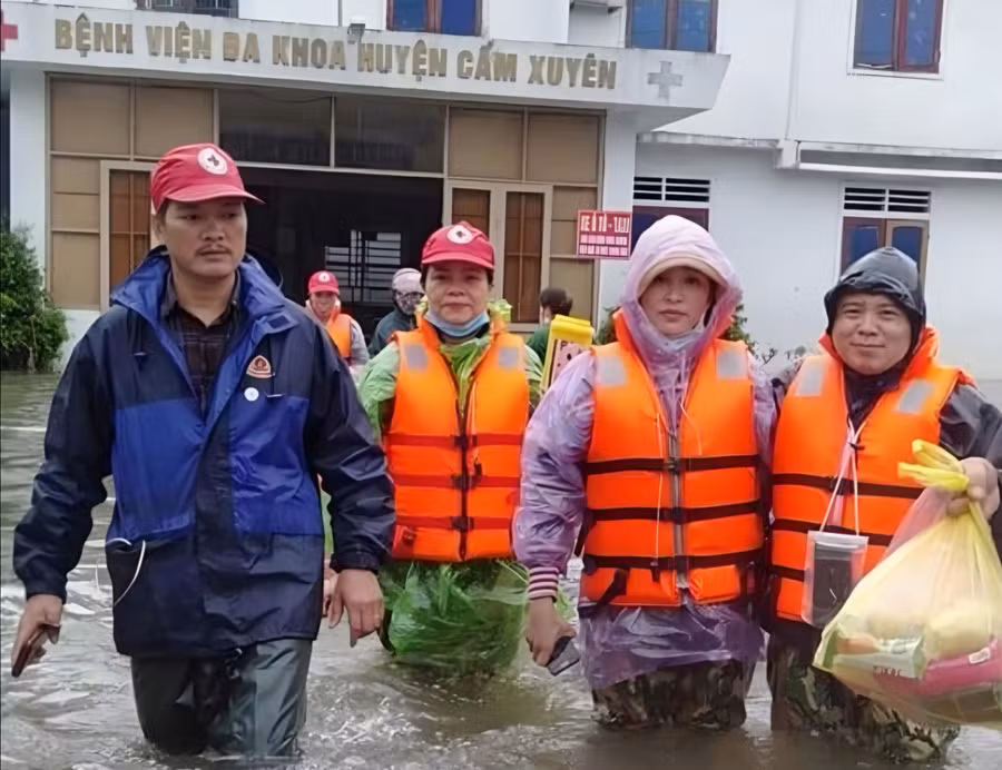 Thầy Hiệp (bìa trái) có mặt tại các vùng ngập lũ sâu ở Hà Tĩnh để thực hiện công tác kêu gọi, hỗ trợ người dân.