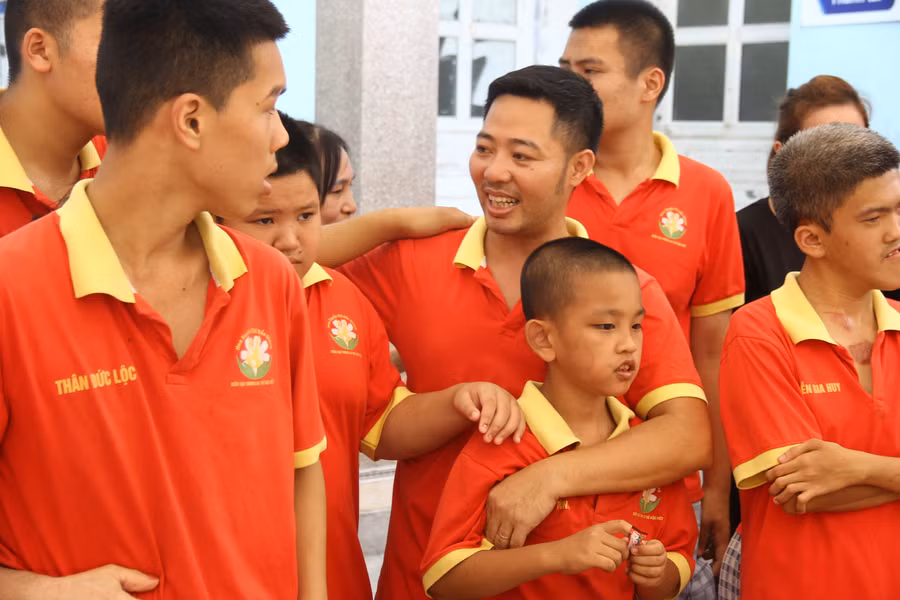 Thầy Vũ Văn Chức và các “học trò đặc biệt” tại Trung tâm Hoa Xuyến Chi. Ảnh: TG. Thầy Vũ Văn Chức và các “học trò đặc biệt” tại Trung tâm Hoa Xuyến Chi. Ảnh: TG.