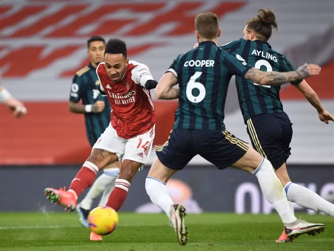 Aubameyang ghi hattrick trong ngày trở lại đội hình chính của Arsenal.