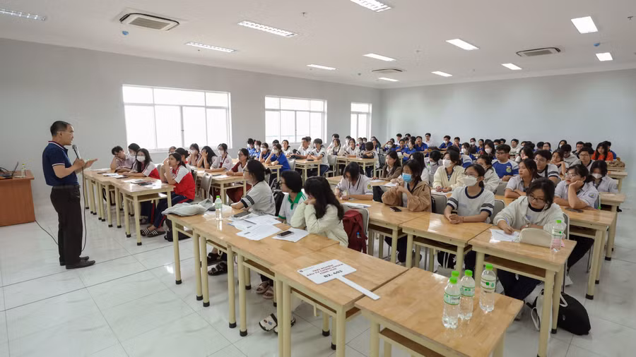 Học sinh THPT tại TPHCM tham gia lớp học trải nghiệm “Trial Class” tại Trường Đại học Ngân hàng TPHCM. Ảnh: HUB Học sinh THPT tại TPHCM tham gia lớp học trải nghiệm “Trial Class” tại Trường Đại học Ngân hàng TPHCM. Ảnh: HUB