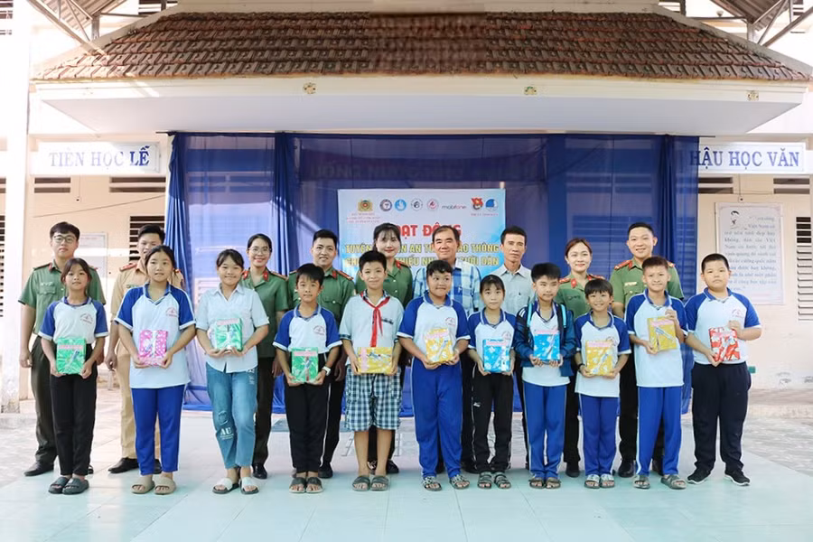 Trao tặng quà cho học sinh khó khăn. (Ảnh: Bích Trâm).