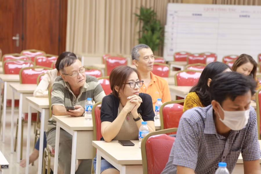 Các phụ huynh học sinh lớp 8A1 lắng nghe những chia sẻ của thầy Đỗ Thái Đăng.