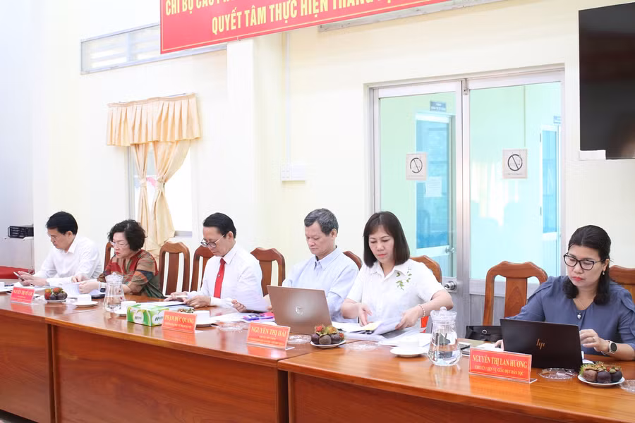 Đoàn công tác làm việc tại Sở GD&amp;ĐT tỉnh Trà Vinh sáng 18/6.