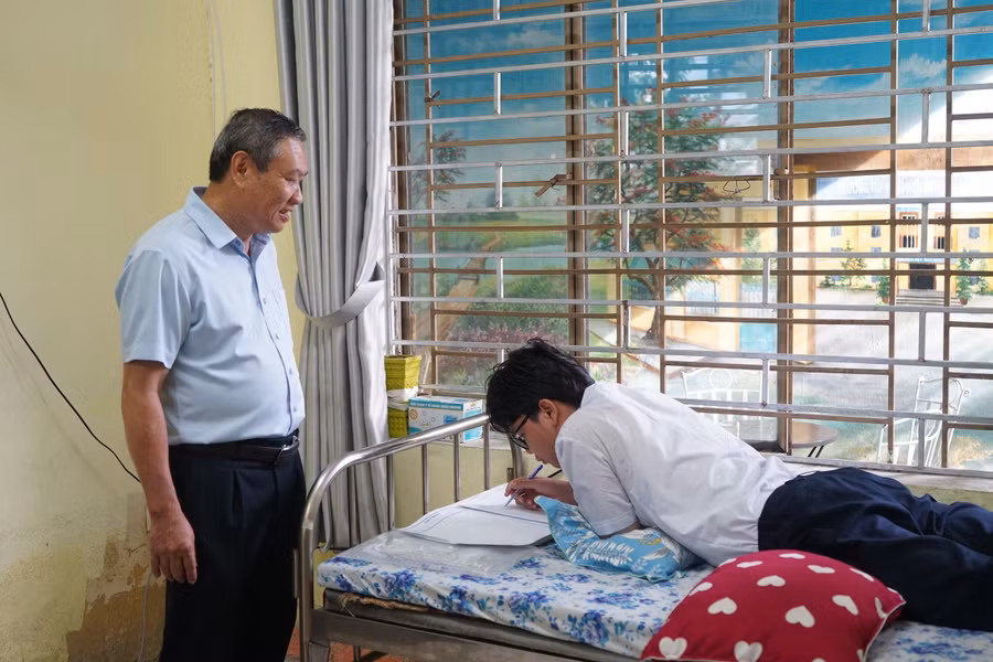 Ông Mai Tấn Linh, Phó Giám đốc Sở GD&amp;ĐT Đà Nẵng động viên tâm lý đối với trường hợp thí sinh phải phẫu thuật trước ngày thi.