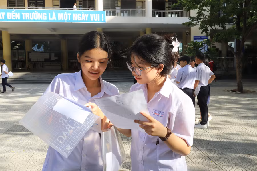 Hai thí sinh thảo luận bài thi sau buổi thi môn Anh văn.