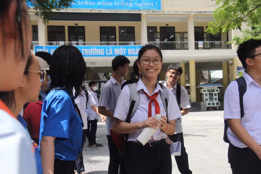 Thí sinh dự thi tại điểm thi Trường THPT Trần Phú sau buổi thi môn Ngữ văn kỳ thi tuyển sinh vào lớp 10 năm 2024. 