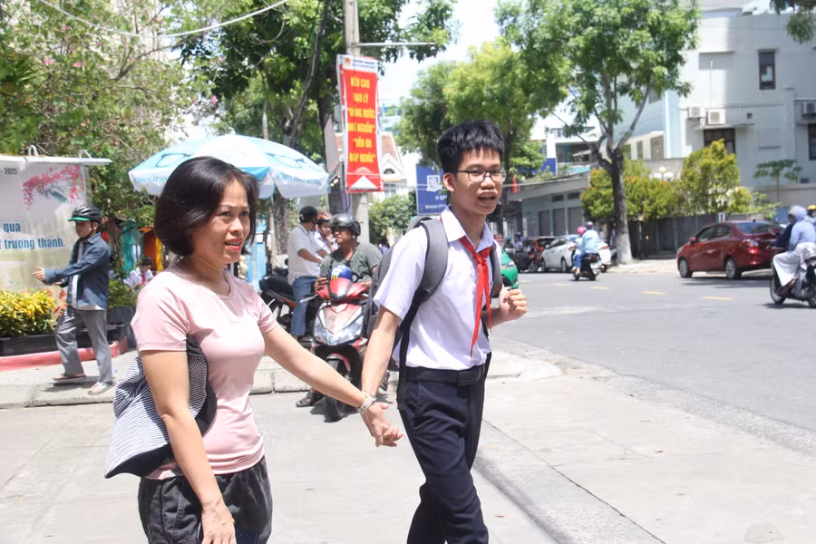 Phụ huynh đón thí sinh sau buổi thi môn Ngữ văn, kỳ thi tuyển sinh vào lớp 10 THPT công lập năm 2024.